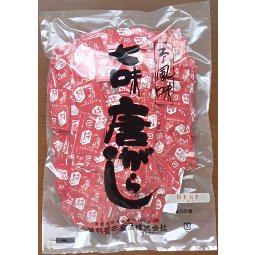 ※他店舗と在庫併用の為、品切れの場合は、ご容赦ください。説明 添付用小袋タイプの七味唐辛子です。 七味唐辛子は唐辛子を基本とした日本の伝統的なミックススパイスです。うどん、そば、鍋物などのお料理に香味